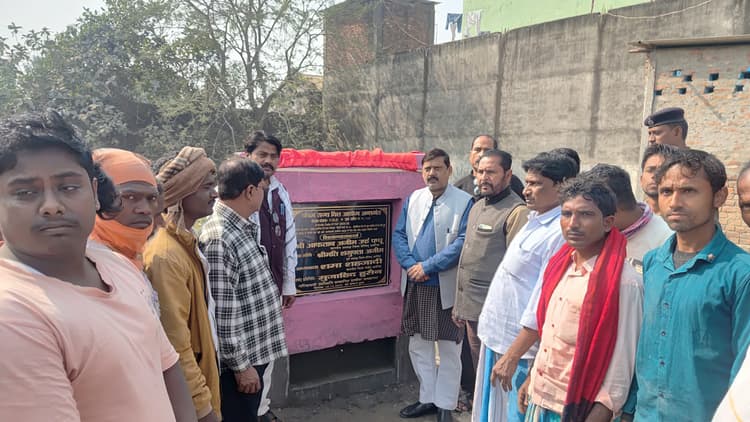 जिप अध्यक्ष ने किया सड़क का शिलान्यास