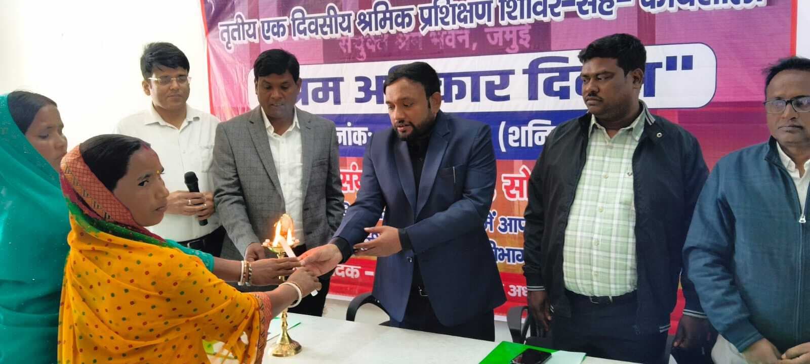 तृतीय श्रम अधिकार दिवस पर कार्यशाला, प्रवासी श्रमिकों को योजनाओं की दी जानकारी