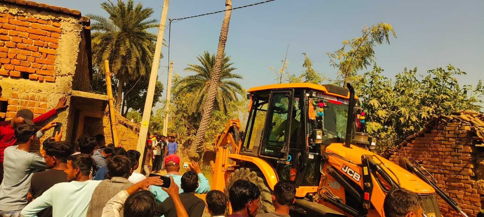 चिरैया में चला प्रशासन का बुलडोजर, सरकारी जमीन से हटाया गया अतिक्रमण