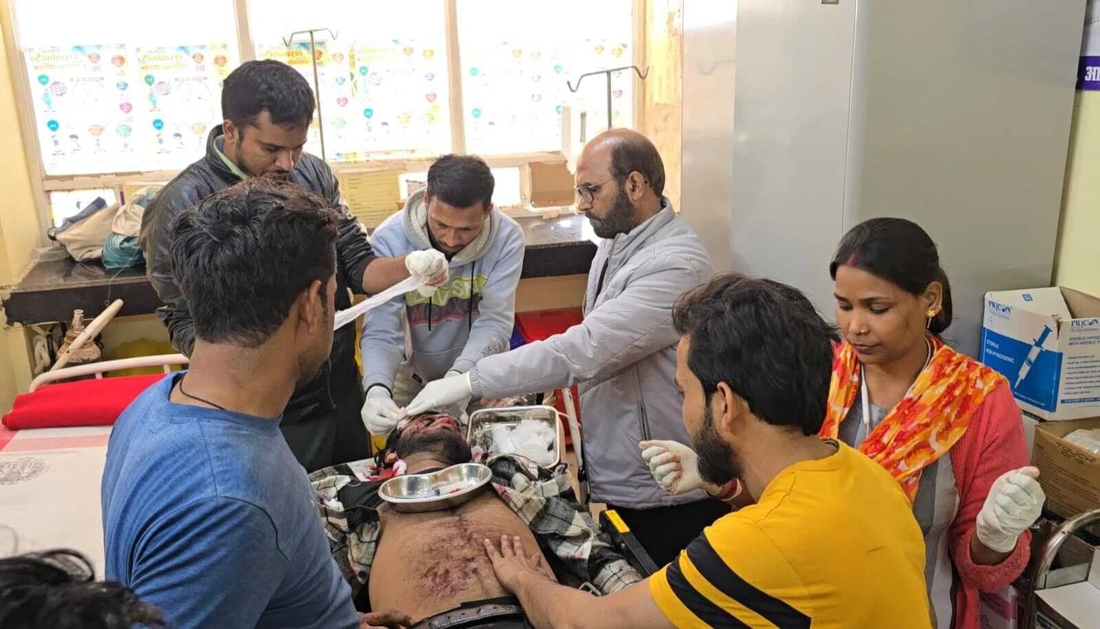 आजमनगर में भीषण सड़क हादसा, ट्रक ने बाइक को मारी टक्कर, दो युवक गंभीर