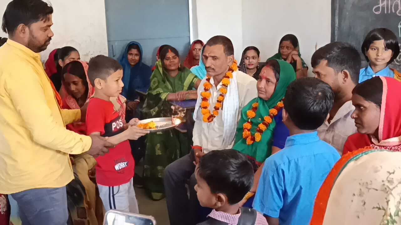 बच्चों ने माता-पिता काे तिलक लगा व आरती उतार दिया सम्मान