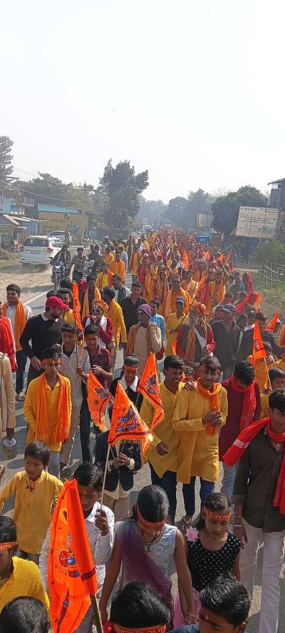 नव निर्मित शिव मंदिर में प्रतिमा स्थापना व प्राण प्रतिष्ठा को लेकर निकाली गयी शोभायात्रा