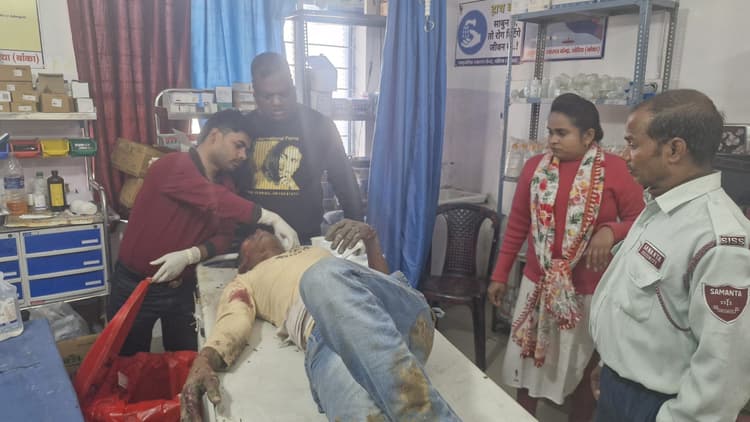 बगुलिया के समीप दो बाइकों की टक्कर में तीन घायल, दो रेफर