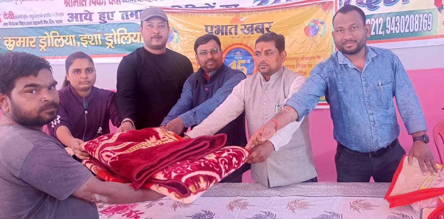 प्रभात खबर ने कर्मयोगी समाचार पत्र विक्रेताओं के बीच बांटे कंबल