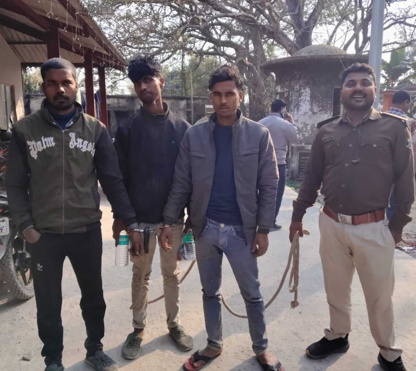 किसान ने बिजली मोटर चोरों को पकड़ पुलिस को सौंपा