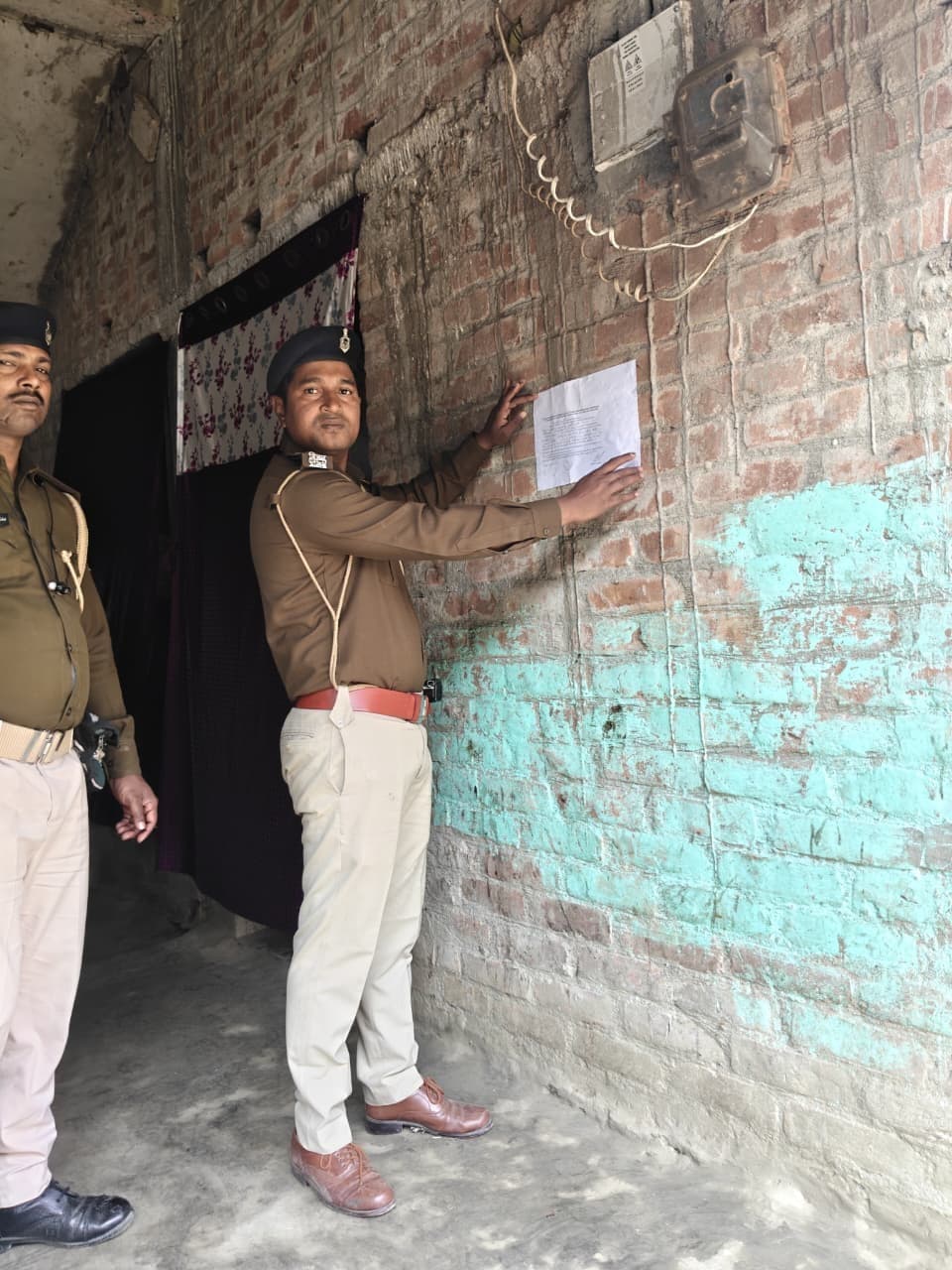 चार लोगों के घर पर चिपकाया गया इस्तेहार