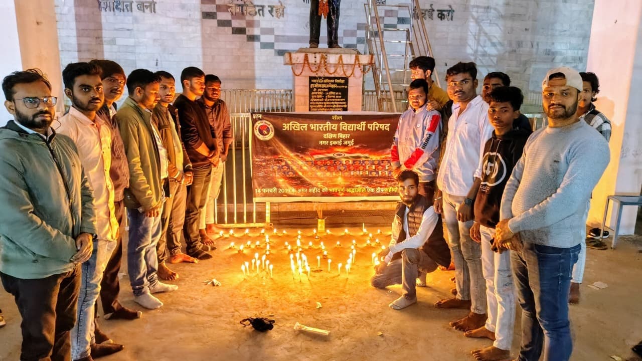 स्टेडियम से कचहरी चौक तक गूंजे देशभक्ति के नारे, पुष्पांजलि अर्पित कर दी श्रद्धांजलि