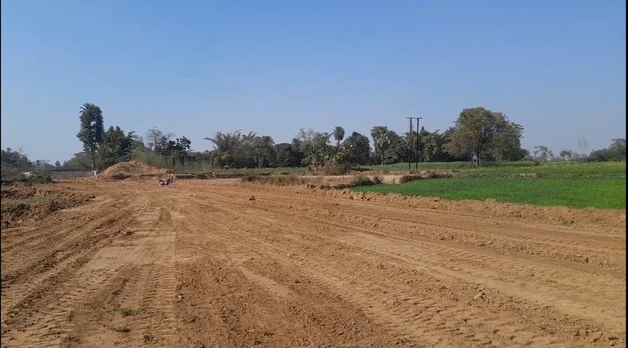 चीर नदी के पूर्वी तट पर समतलीकरण से किसानों की गेहूं फसल हुई बर्बाद