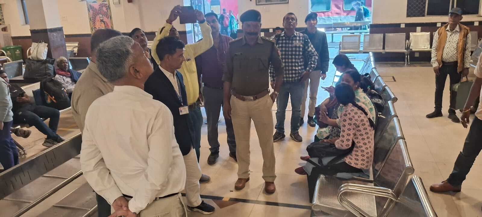 जमालपुर रेलवे स्टेशन के प्रतीक्षालय में राइफल से चली गोली, स्टेशन पर मची अफरा-तफरी