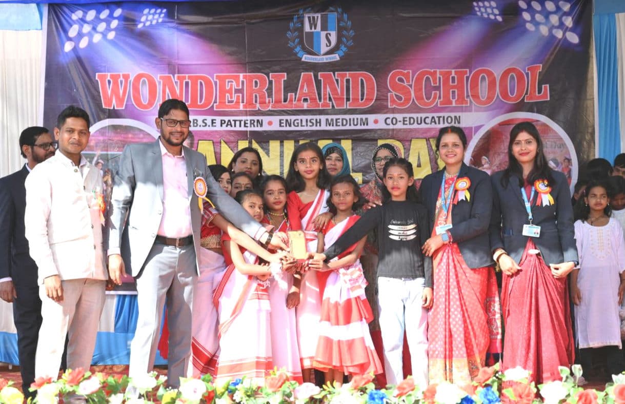 वार्षिकोत्सव धूमधाम से मना, बच्चों को मिला पुरस्कार