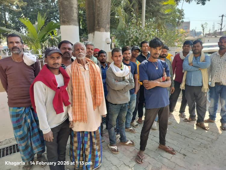 बलुआही में घर तोड़कर बना लिया रास्ता, लोगों ने की शिकायत