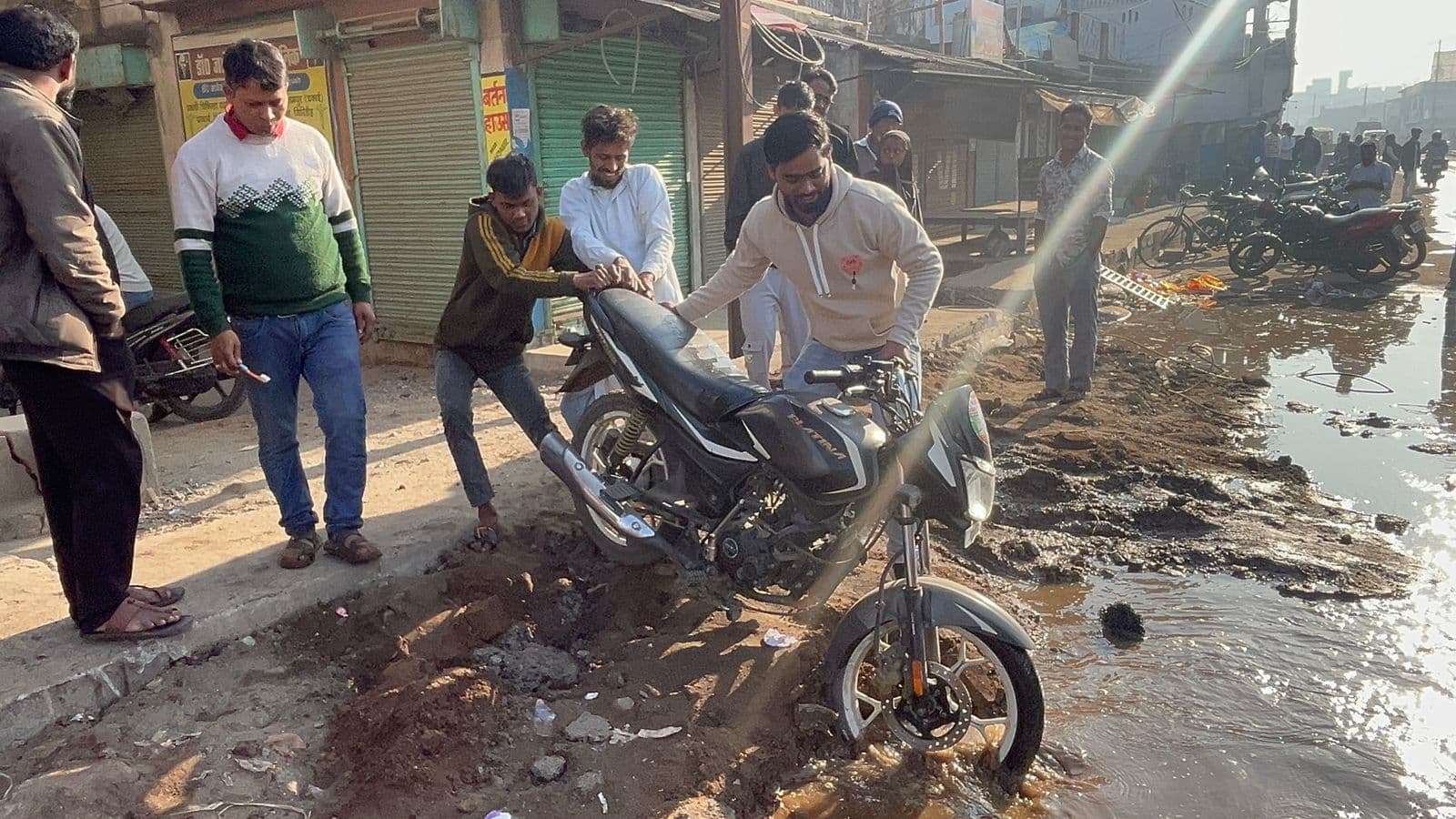 Giridih News :फोर लेन निर्माण के दौरान पाइपलाइन टूटी, सड़क पर बहा पानी