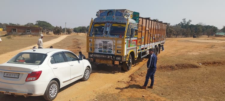 Giridih News :वन विभाग ने जब्त किया लकड़ी बोटा लदा ट्रक