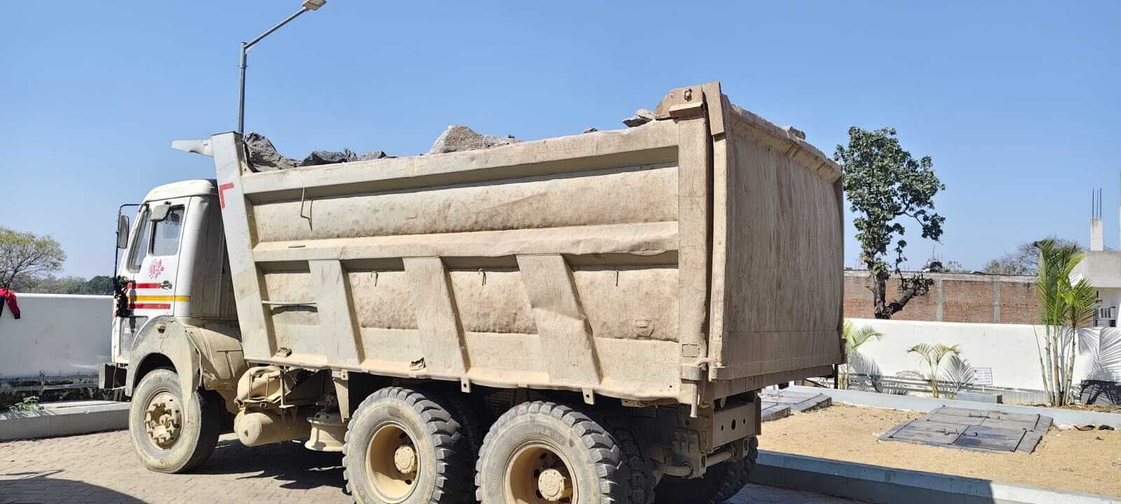 Giridih News :दो ओवरलोडेड हाइवा एसडीओ ने किया जब्त