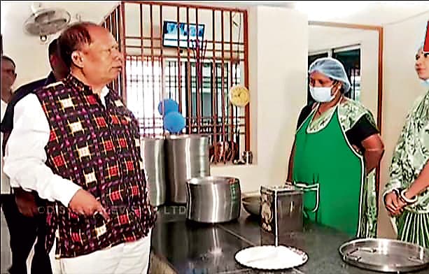 Rourkela News: आहार केंद्र में ग्राहकों से पांच की जगह वसूले जा रहे 10 रुपये, आक्रोश