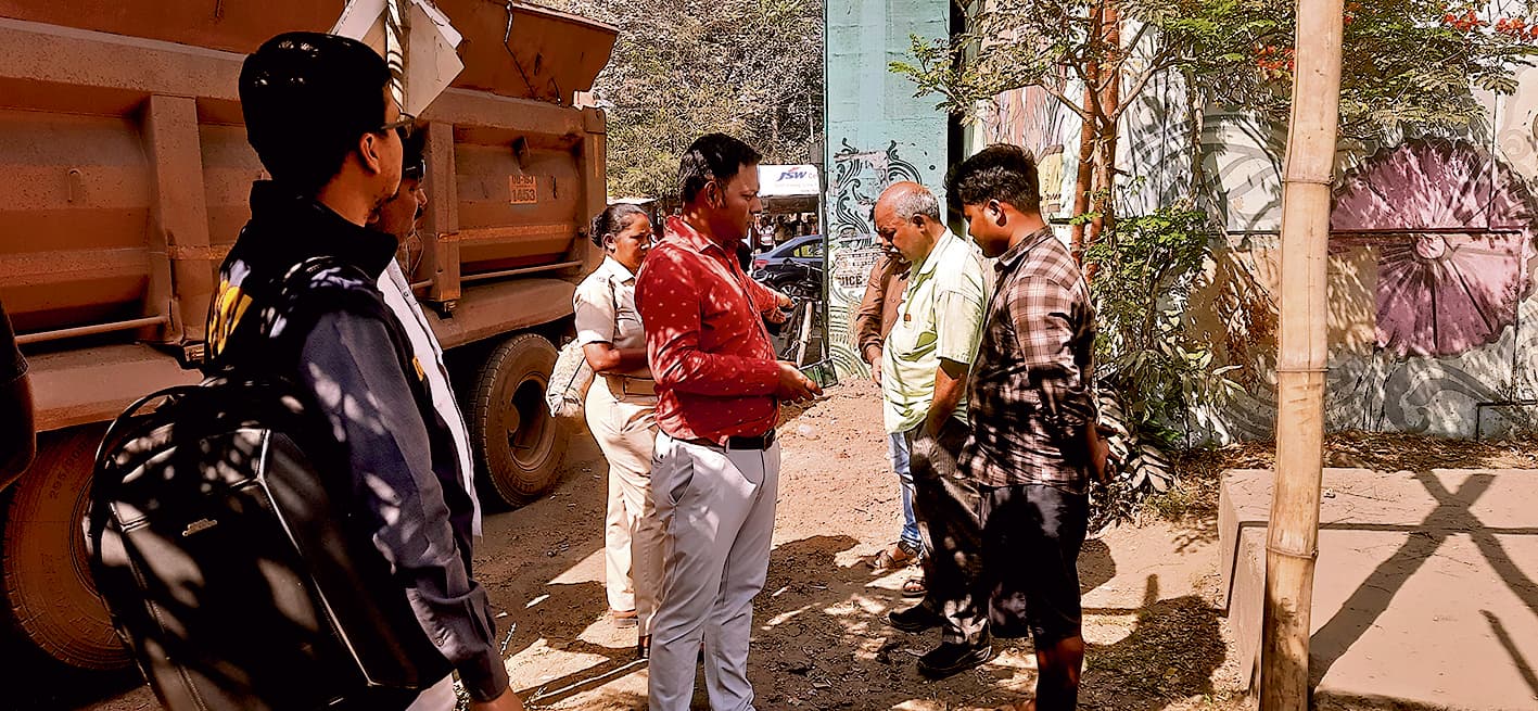 Rourkela News: हाइवा ने कार में पीछे से मारी टक्कर, बाल-बाल बचे जीएसटी अधिकारी