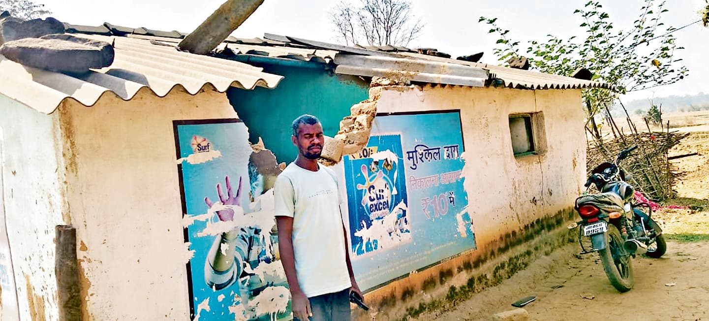Chaibasa News : गोरेयाडूबा में दो घर तोड़े, तेंतोड़ीपोसी में एक एकड़ में चना समेत कई फसलें रौंदीं