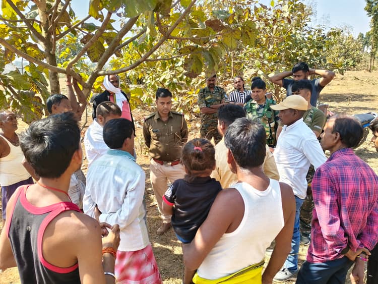 Giridih News :गलत रूट से सड़क बनाने का आरोप, ग्रामीणों ने रोका काम