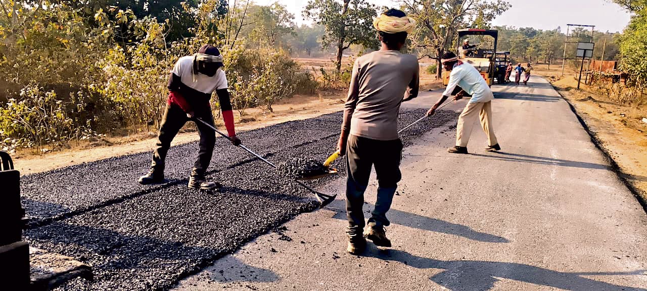 East Singhbhum News : मुसाबनी-कोइमा सड़क में गड़बड़ी का आरोप