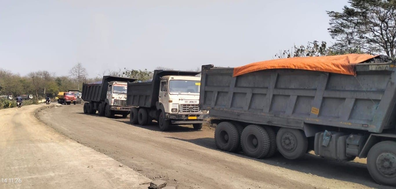 Bokaro News : प्रदूषण के खिलाफ ग्रामीणों ने रोकी कोयला ट्रांसपोर्टिंग