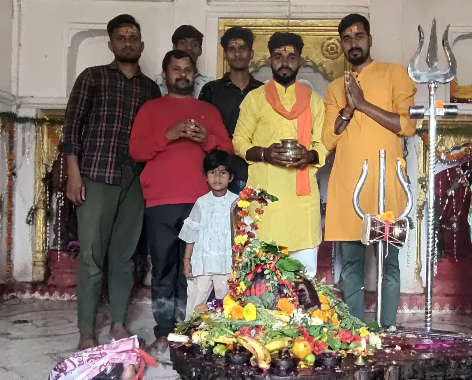 महादेव पर जलाभिषेक कर मांगी सुख-समृद्धि