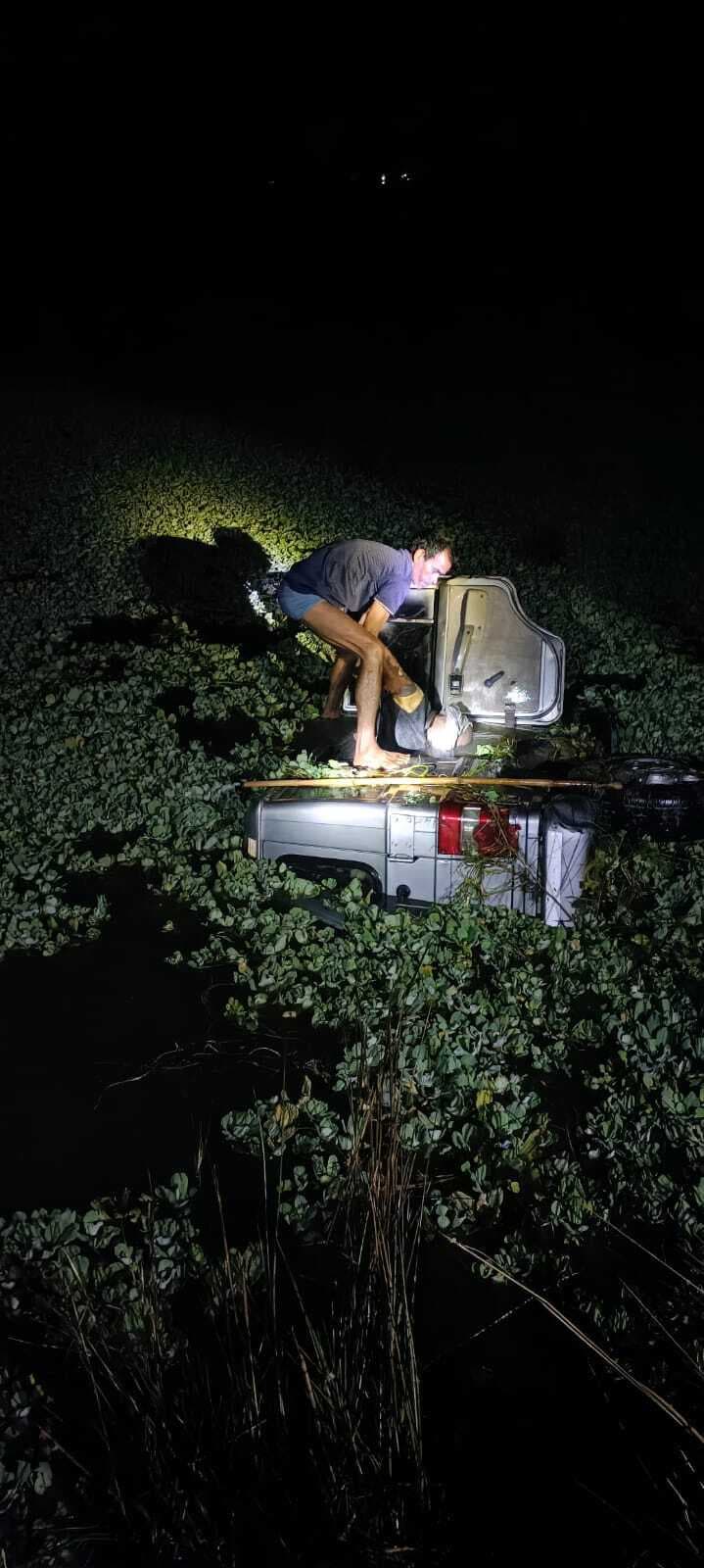 पानी से भरे चाट में पलटा बोलेरो, भोजपुर के एक व्यक्ति की मौत, दो घायल