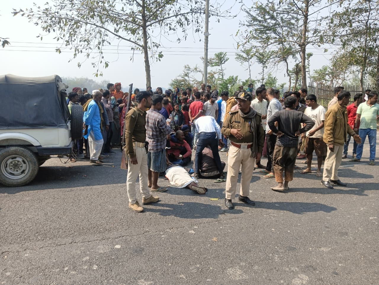 तेज गति अनियंत्रित बस की चपेट में आने से बाइक सवार युवक की मौत, एक गंभीर