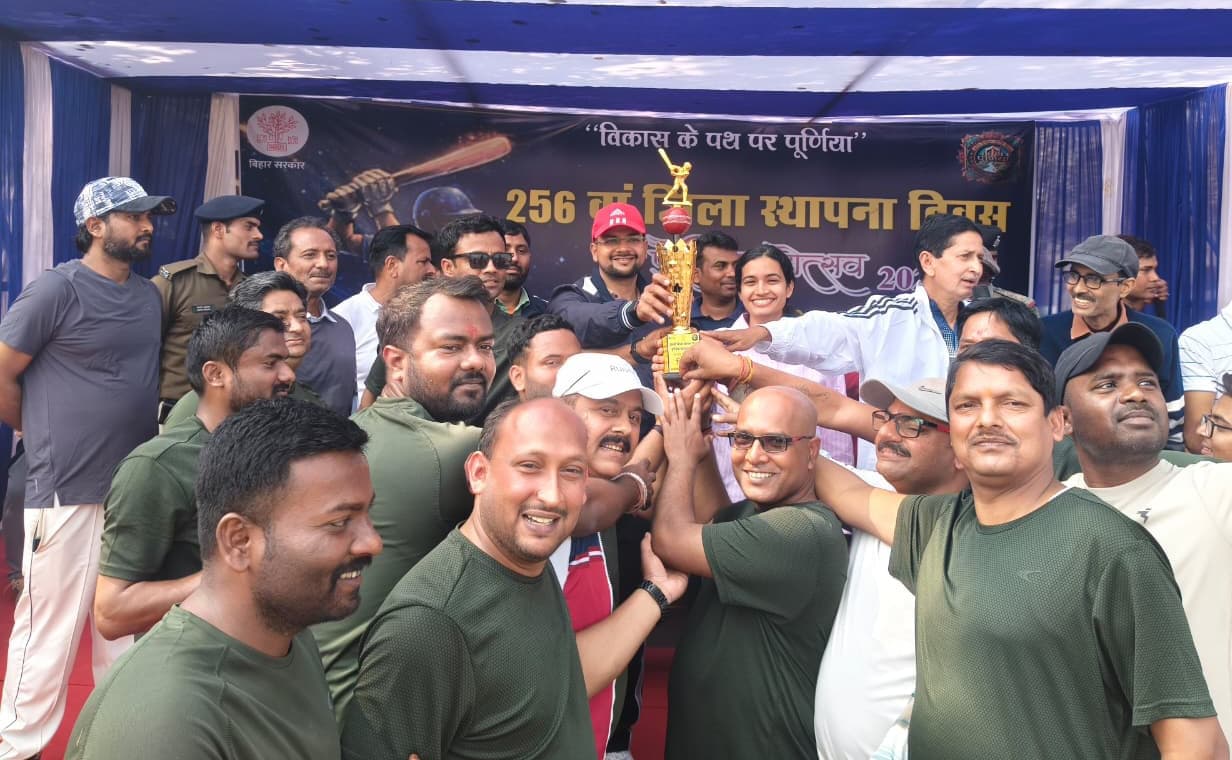 रोमांचक मुकाबले में मीडिया इलेवन ने जिला प्रशासन को छह रन से हराया