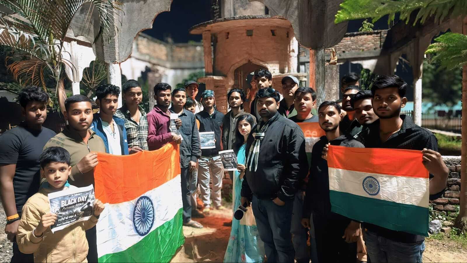 पुलवामा आतंकी हमले में शहीद जवानों की याद में कैंडल मार्च