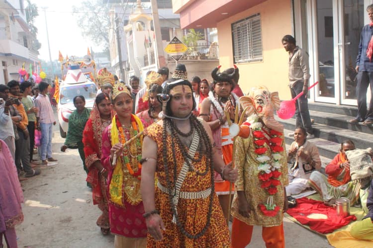 भक्ति के रंग में डूबा ठाकुरगंज, निकली भव्य शिव शोभायात्रा