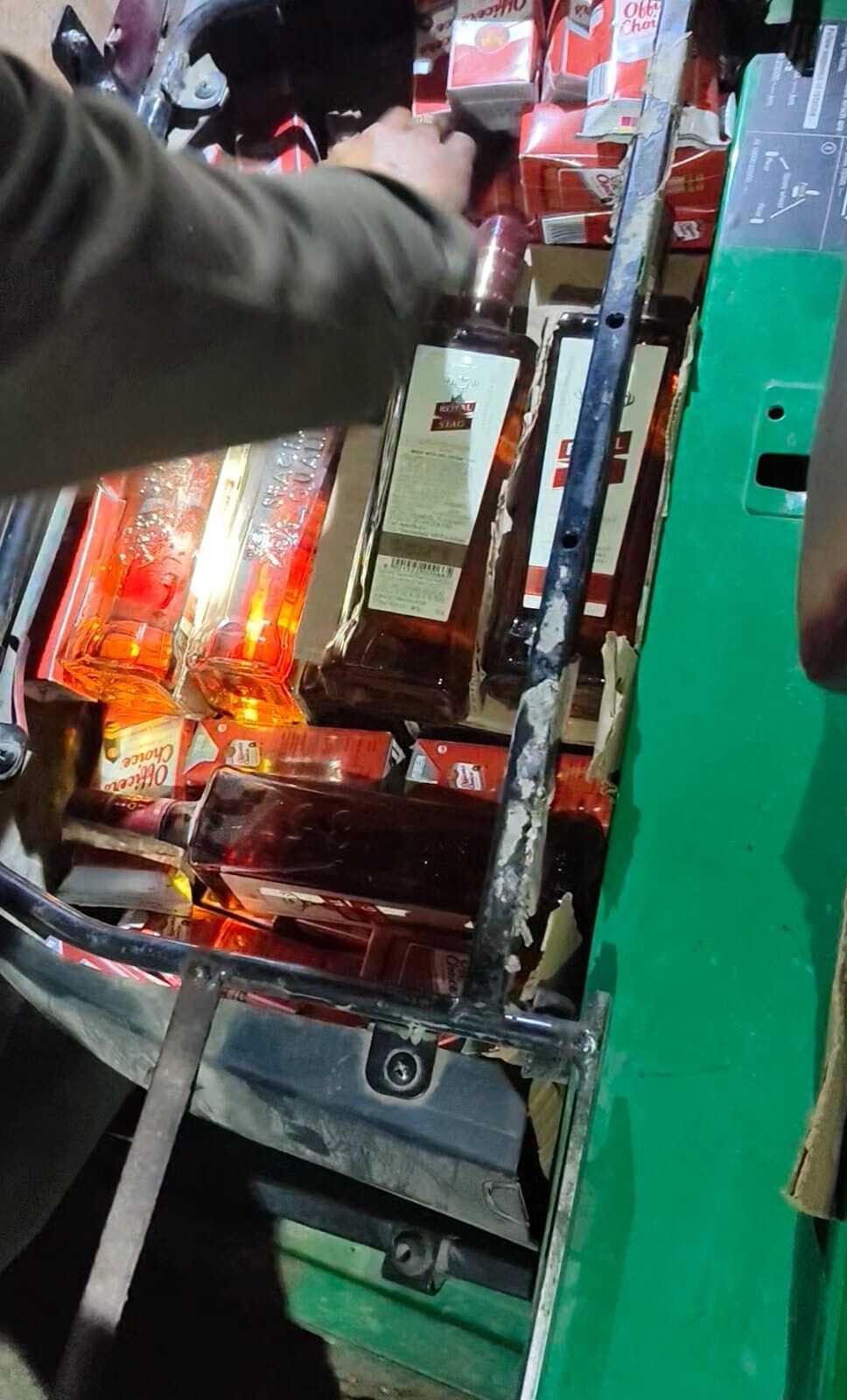 लगभग 46 लीटर विदेशी शराब के साथ पुलिस ने एक तस्कर को किया गिरफ्तार