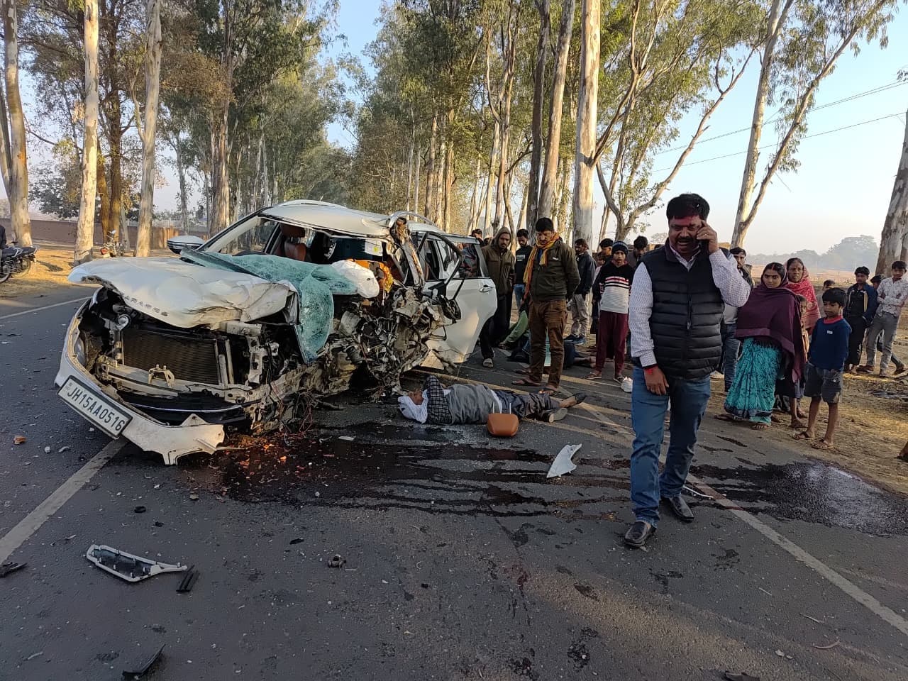 शादी समारोह से लौट रहे परिवार की कार पेड़ से टकरायी, ससुर-बहू की मौत, चार घायल