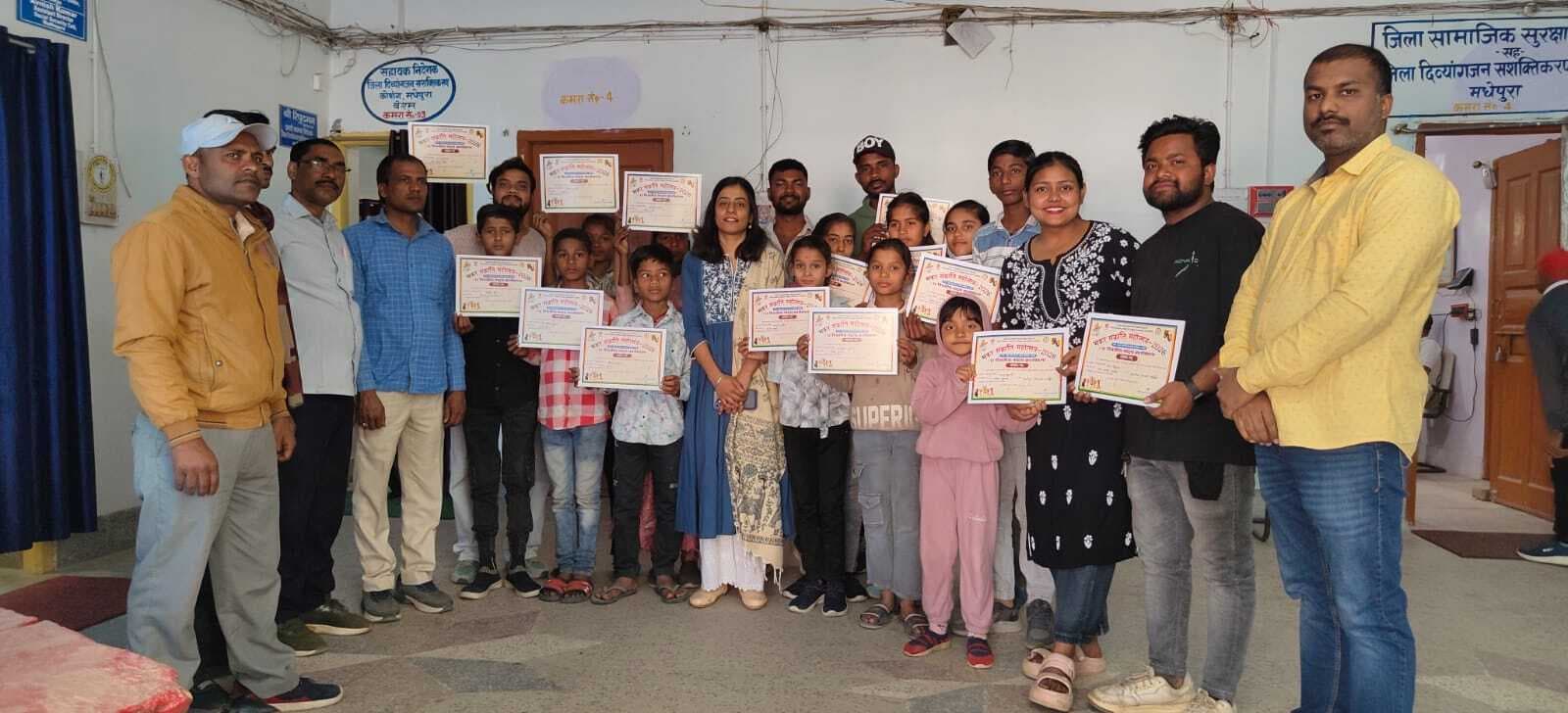 बसंत महोत्सव में शामिल कलाकारों को प्रमाण पत्र वितरण