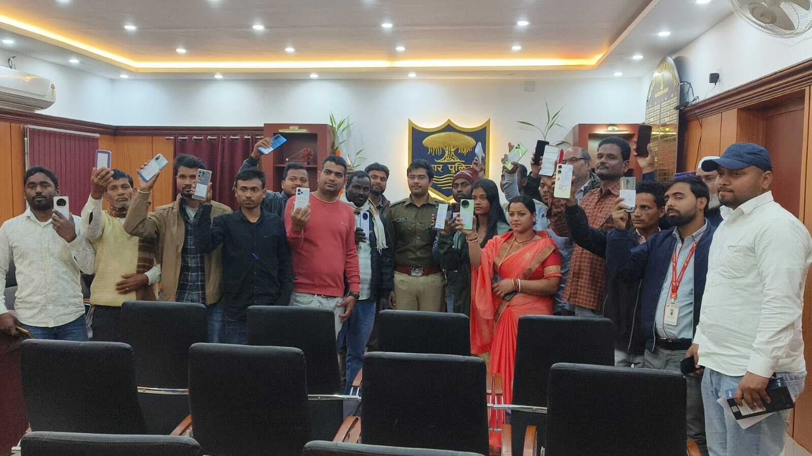 ऑपरेशन मुस्कान, गुम 100 मोबाइल वास्तविक धारकों को सौंपा