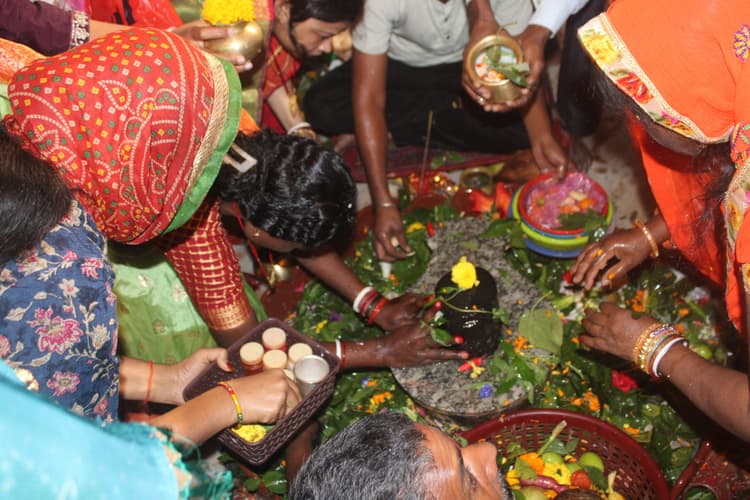 ऐतिहासिक हरगौरी मंदिर में उमड़ा आस्था का सैलाब, हजारों भक्तों ने किया जलाभिषेक
