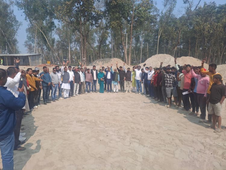 खेल मैदान व वृक्ष बचाने एकजुट हुए जनप्रतिनिधि, कार्य का विरोध