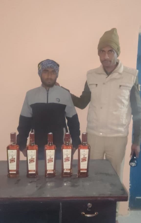शराब के साथ तस्कर गिरफ्तार