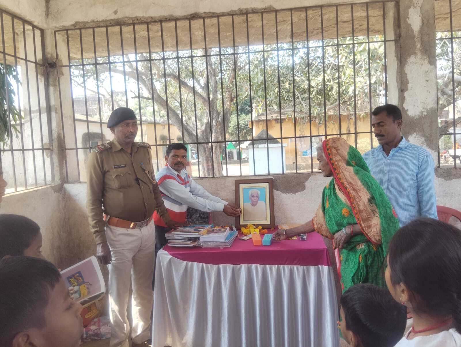 माधवन जयंती पर बच्चों को बांटी गयी पाठ्य सामग्री