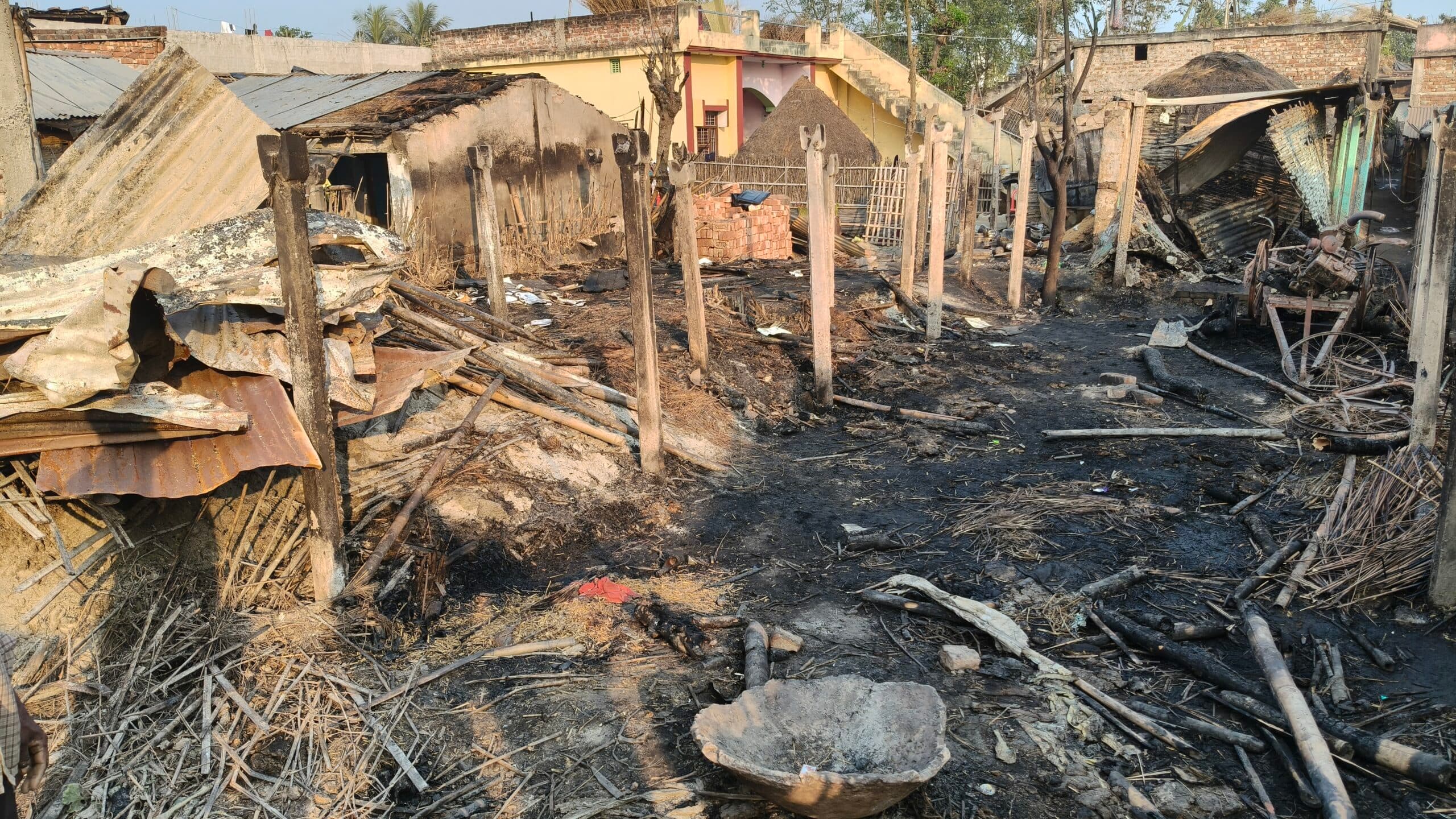 आग लगने से पांच घर जले, पांच लाख की संपत्ति का नुकसान