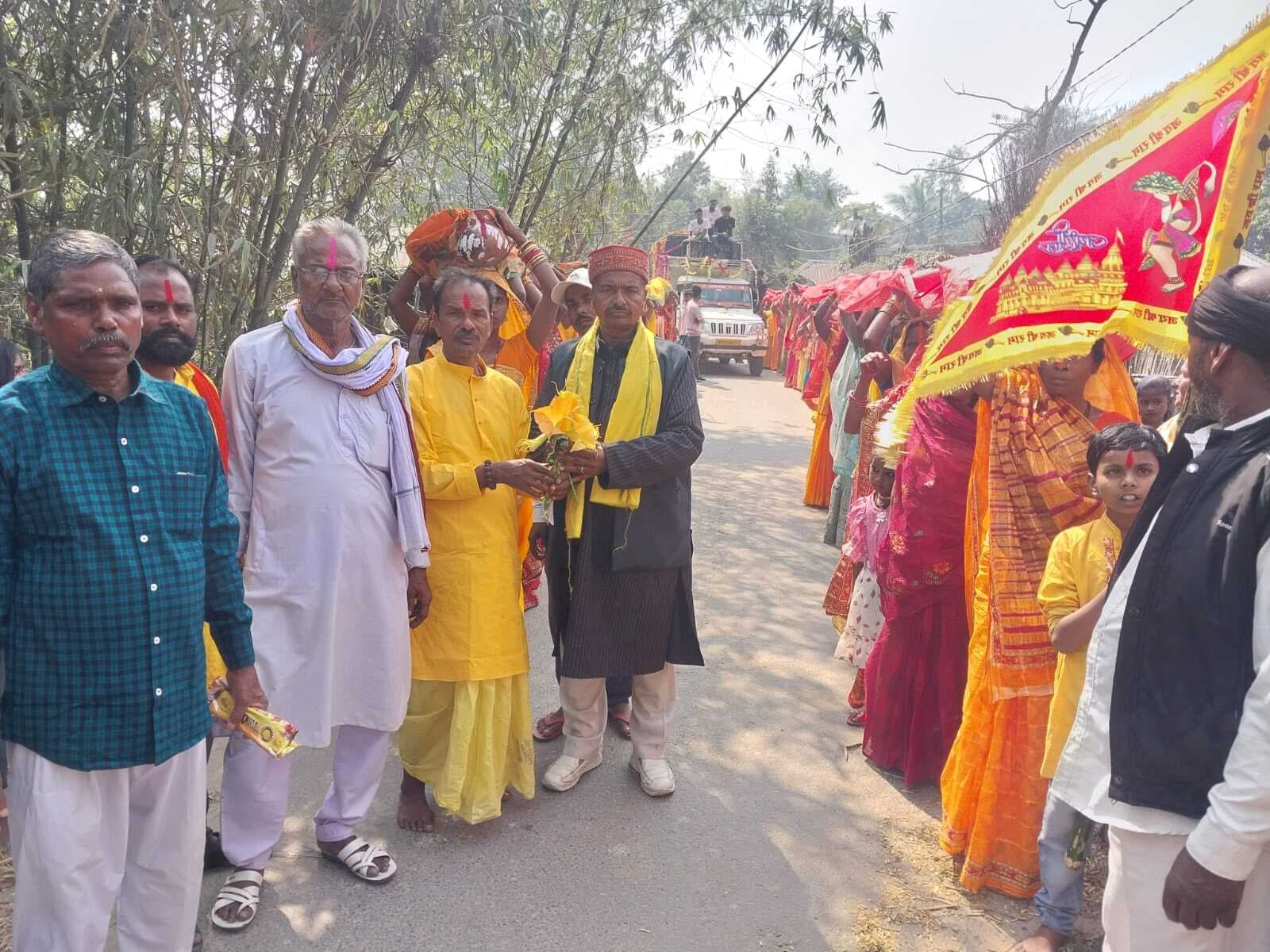 शिव मंदिर परिसर से निकाली गयी कलश यात्रा