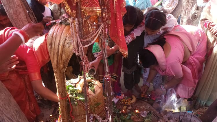 तोरपा के शिवालयों में उमड़ी श्रद्धालुओं की भीड़