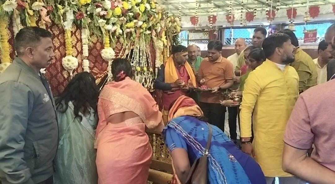 आम्रेश्वर धाम में उमड़े श्रद्धालु