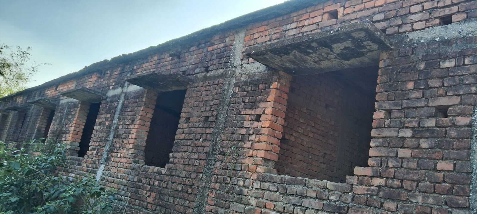 वर्षों से अधूरा पड़ा है इस्लाम टोला प्राथमिक विद्यालय का भवन