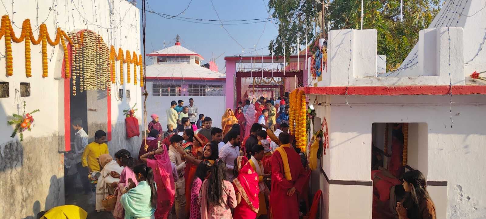 शिवालयों में पूजा-अर्चना के लिए उमड़े भक्त