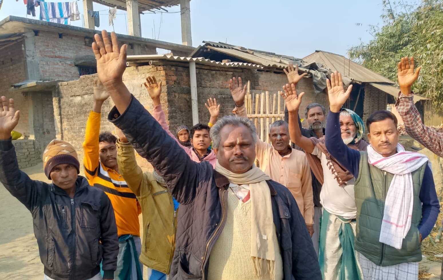 जितवारपुर में सामुदायिक भवन निर्माण की मांग को लेकर ग्रामीणों का प्रदर्शन