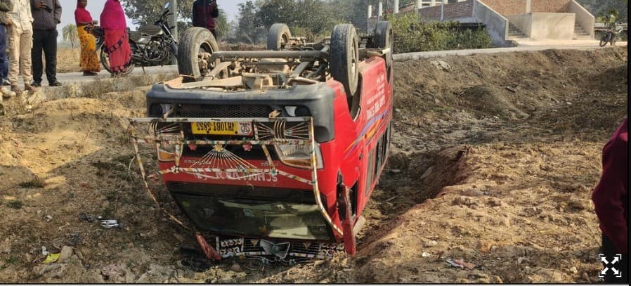 Giridih News :स्कूलों के वाहन चालक उड़ा रहे नियमों की धज्जियां