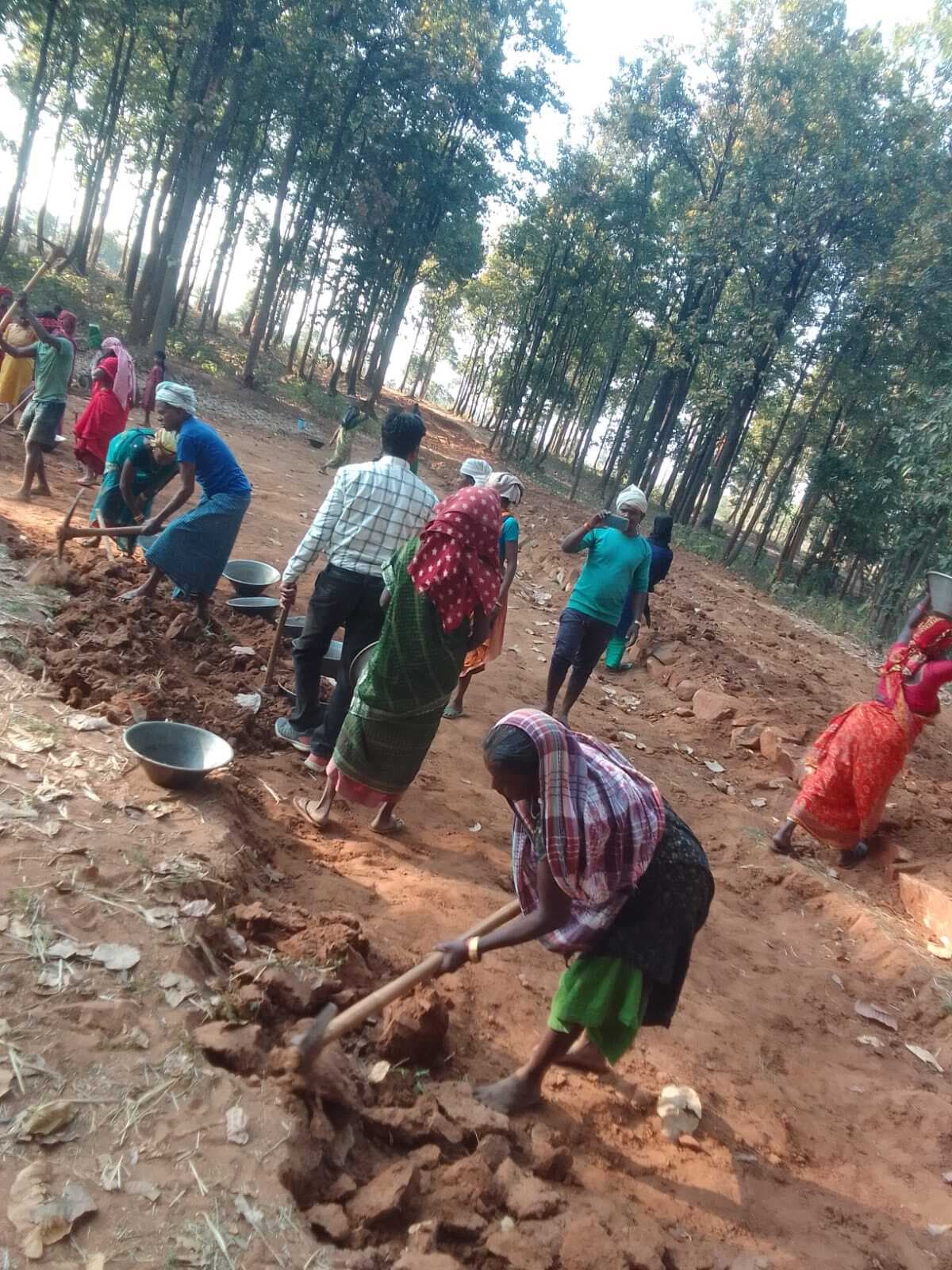 Giridih News :आपसी सहयोग व श्रमदान से ग्रामीण बना रहे कच्ची सड़क