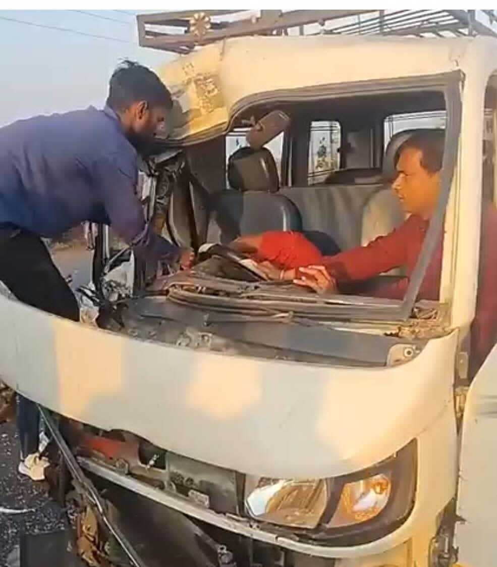 Seraikela Kharasawan News : खड़े ट्रक से टकरायी सवारी गाड़ी, तीन साल की बच्ची समेत तीन लोग घायल