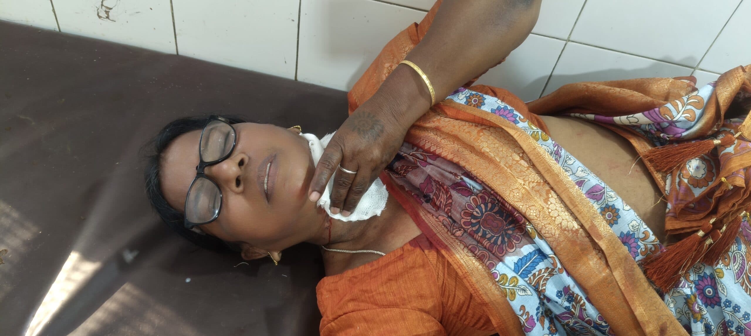 Chaibasa News : पतंग के धागे से महिला रेलकर्मी का गला कटा, भतीजी भी घायल