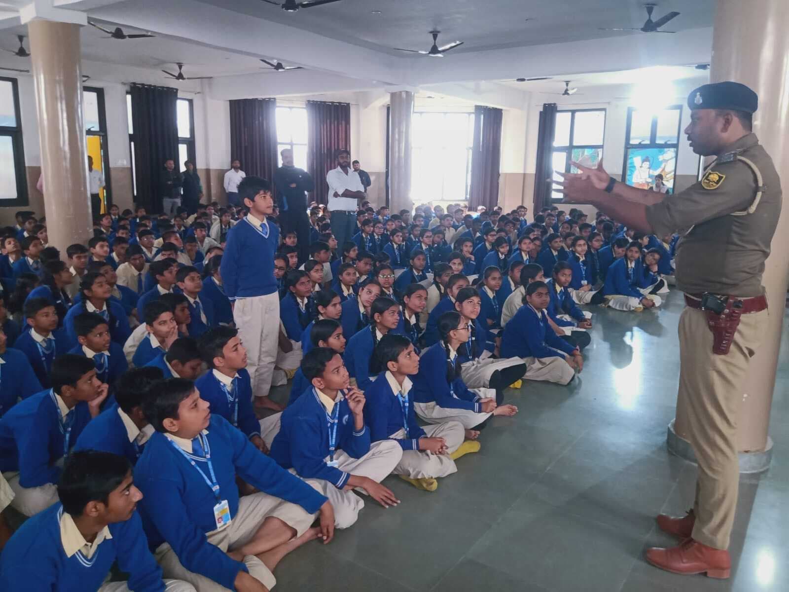 छात्रों को साइबर ठगी व सुरक्षा संबंधी दी गयी जानकारी